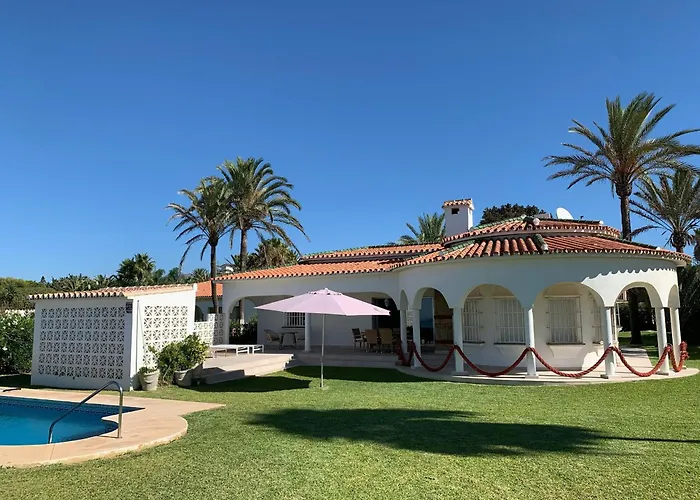 1100 Beachfront First Line فيلة ماربيا